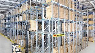 Das Hochregallager von QVC umfasst 29000 Lagerpositionen. Die momentane Leistung liegt bei 200 Ein- und Auslagerungen pro Stunde, kann aber bei Bedarf auf bis zu 300 Auslagerungen pro Stunde erhöht werden. Bild: SSI Schäfer (Archiv: Vogel Business Media)