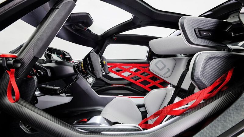 Der Porsche Mission R trägt ein sichtbares Skelett aus Carbon, dessen offene Zwischenräume ganz ungewöhnliche Ein- und Ausblicke erlauben – besonders am Dach. (Porsche)