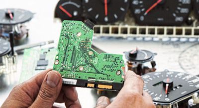 Große, unregelmäßig geformte Gegenstände, wie z. B. Anzeigegeräte für Kraftfahrzeuge, lassen sich nur schwer greifen und palettieren. Deshalb wollte das Team die Produktionsleistung durch den Einsatz von Scara-Robotern steigern. Zur Meisterung dieser Herausforderung trug entscheidend das Roboter-Bildverarbeitungssystem RCXiVY2+ bei.(Bild:  Yamaha Motor Europe N.V.)