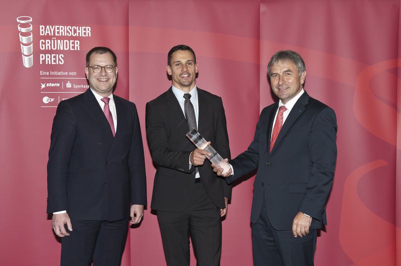 Clemens Launer erhält für die Indtact GmbH aus Würzburg den Bayerischen Gründerpreis 2015. (Bild: Indtact)