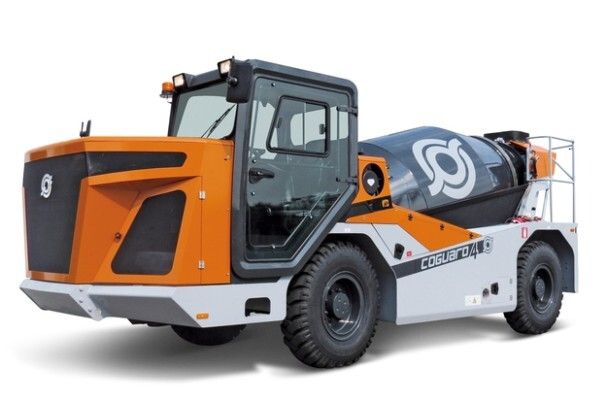 Red Dot Award 2015 - Betonmischer Coguaro4 von Hersteller CIFA: Der Coguaro4 ist speziell für den Transport von Beton in anspruchsvollen Umgebungen wie Minen oder Tunneln konzipiert. Bei der Gestaltung wurde darauf geachtet, Ergonomie, Funktionalität und Technologie mit einem prägnanten Äußeren zu verbinden. Der Mischer ist mit einem innovativen Hydraulikantrieb, einer Hydraulikpumpe und zwei Hydraulikmotoren an den Achsen ausgestattet, die eine hohe Traktion gewährleisten. Dank kompakter Abmessungen, Allradantrieb und -lenkung sowie einer Infrarot-Rückfahrkamera bleibt der Coguaro4 auch unter schwierigen Bedingungen manövrierbar. (Bild: Red Dot)