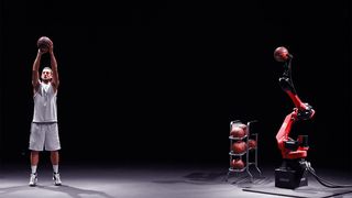 Der Trainer und sein gelehriger Schüler beim Video-Dreh. (Bild: Comau)