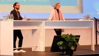 Machinenmarkt-Chefredakteur Benedikt Hofmann mit Dr. Kerstin Röse von Siemens auf der Bühne von Future of Industrial Usability 2022. (Bild: Vogel Communications Group)