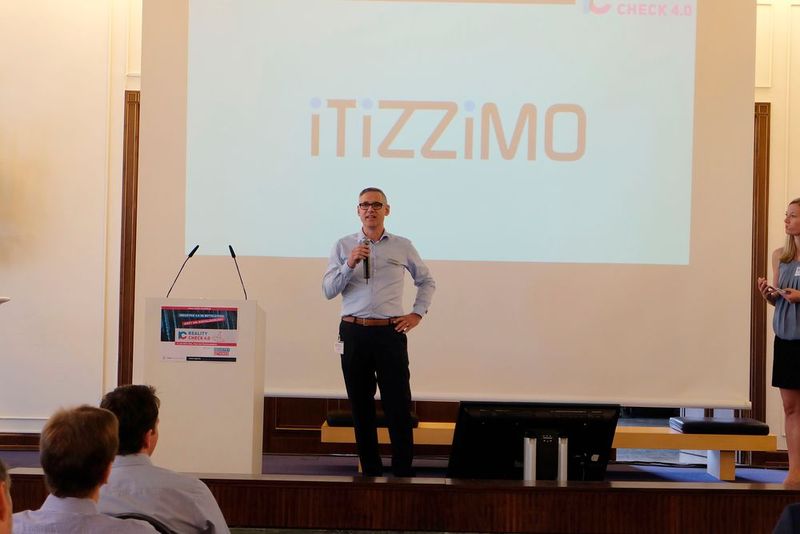 Präsentation der iTiZZiMO AG: Mit dem Werkzeug Simplifier des Würzburger Softwarespezialisten lassen sich Business-Anwendungen erstellen, ohne programmieren zu müssen.  (Bild: Schreier)