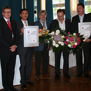 V.l.n.r: Ralf Richter, Reinhard Moser und Jeppe Frandsen (alle Canon) gratulieren Guido Stein und Manfred Rampf (CPS), Marco Hanft (Hanft Bürotechnik) und Peter Daunke (Nothnagel) zum Status Production Print Partner. Mit im Bild Ralf Sibma, Lothar Jennen und Burkhard Heihoff von Canon.