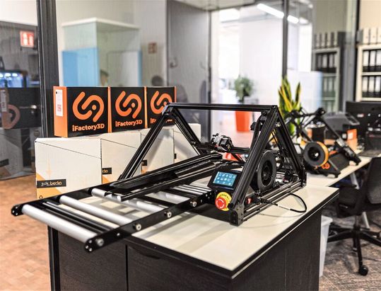 Das ist der erste sogenannte Fließband-3D-Drucker des Start-ups „iFactory3D, das ihn vom 15. bis 18. November auf der Formnext in Frankfurt am Main vorstellen wird. Was er kann, wird aber schon in diesem Beitrag näher erklärt.(Bild:  iFactory3D)