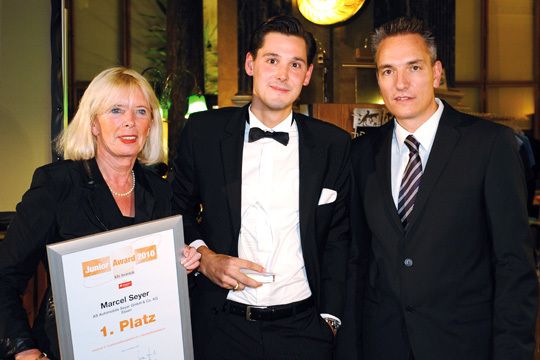 Der Gewinner des Junior Awards 2010 Marcel Seyer (Mi.) erhielt die Branchenauszeichnung von Marion Johl, Generalbevollmächtigte und Vertriebsleiterin Kfz der Santander Consumer Bank, und »kfz-betrieb«-Chefredakteur Wolfgang Michel. (Archiv: Vogel Business Media)
