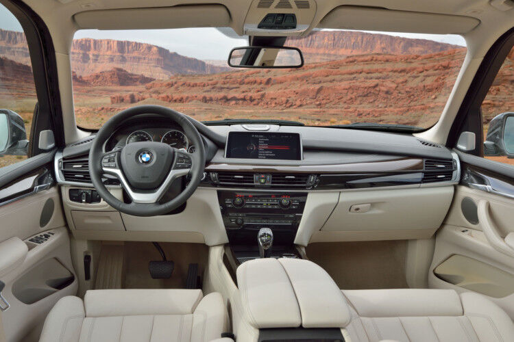 Im Interieur setzt sich der BMW-Stil fort. Optional gibt es neben Komfortsitzen für die zweite Reihe auch eine dritte Sitzreihe, die bei Nichtbenutzung im Ladeboden versenkt wird. Der Kofferraum schluckt zwischen 650 und 1.870 Litern (Foto: BMW)