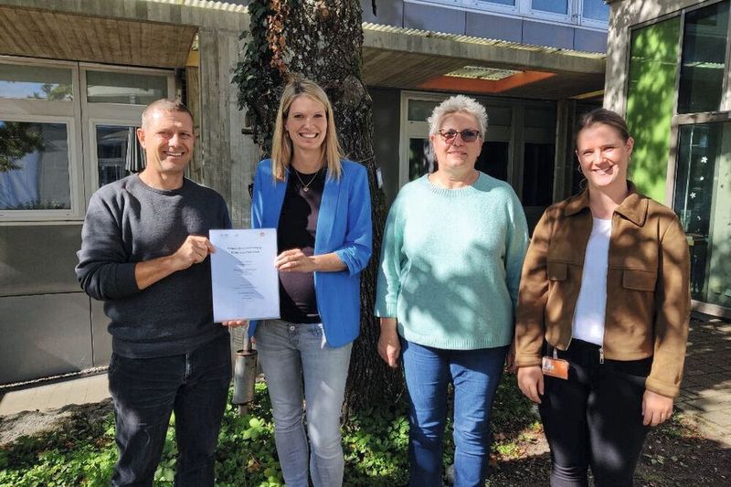 (Vlnr:) Michael Bucher, Leiter Bildungszentrum Bodensee-Schule St. Martin, Anja Messnarz, Ausbildungsleiterin bei ifm, Daniela Zangerl, Verantwortliche für die Berufsbegleitung Bildungszentrum der Bodensee-Schule St. Martin und Laura Nunnenmacher, ifm (Bild:  ifm electronic gmbH)