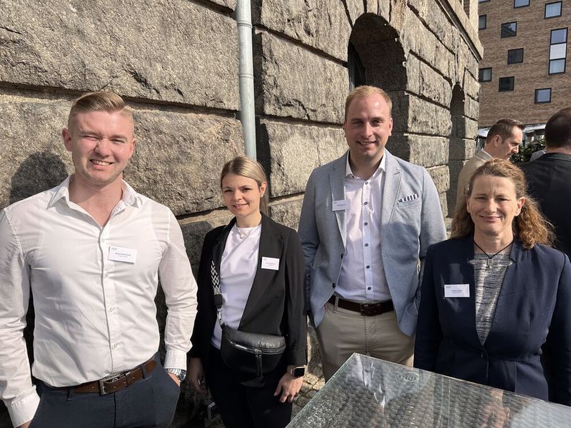 Von der Sonne gekitzelt werden (v. l.) Daniel Brockhoff (IT-Haus), Lena Zurgeissel (Softexpress), Tobias Knetsch (ACER) und Carla Golder (Bechtle). (Bild: Vogel IT-Medien GmbH)
