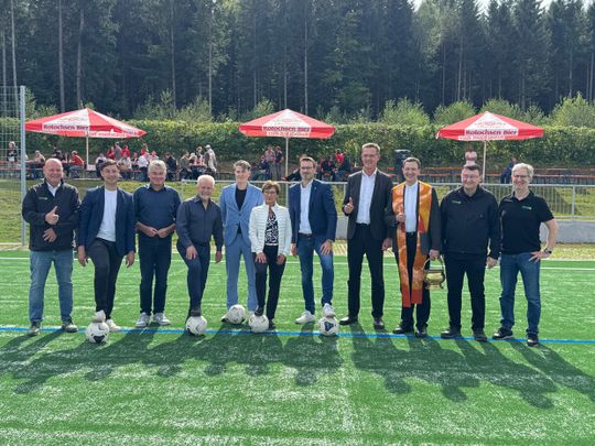 La realizzazione pratica del campo sportivo in erba sintetica è stata curata da Tarkett / Tarkett Sports / FieldTurf in collaborazione con lo studio di architettura Eger & Partner Landschaftsarchitekten BDLA e la città di Ellwangen. La stretta collaborazione tra tutte le parti coinvolte è stata determinante per portare con successo questa innovazione alla maturità commerciale e realizzare il progetto a Ellwangen.(Bild:  Tecnaro)