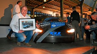 Der stellvertretende Ausbildungsleiter Sascha Nebrich bei der Enthüllung von Muc019, dem Urban-Concept-Fahrzeug der TU München.  (SPN/TU München)