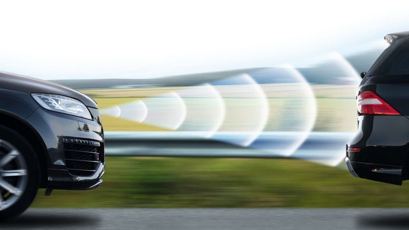 Der Abstandstempomat ist sicherheitsrelevant. Fallen die Sensoren aus und sind nicht lieferbar, kann der Kunde vom Kauf zurücktreten.(Bild:  © scharfsinn86 - adobe.stock.com)
