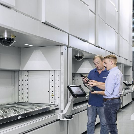 Shopfloor-Meetings gehören zu den besonders effektiven Instrumenten im Verbesserungsprozess. Hierbei erfolgt eine kontinuierliche Bewertung Kennzahlen. (Bild:  Heller IGH)