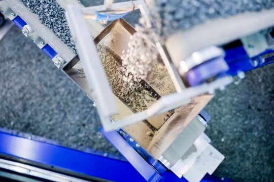 So schön rieseln Schüttgüter leider selten. Auf der Solids finden sich viele Lösungen, um Schüttgüter in Bewegungen zu bringen.(Bild:  Solids)