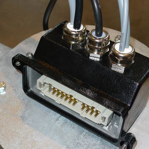 Steckverbinder für die Windmesstechnik mit geteilten Dichteinsätzen .