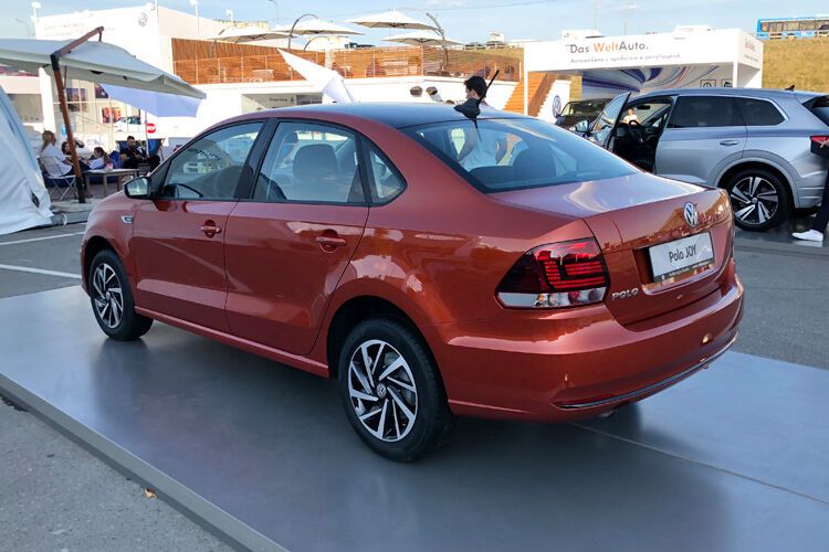 Der künftige Kunde des dort bisher erfolgreichsten Volkswagens kann zwischen mehreren Benzinmotoren wählen, sich über einen in dieser Klasse riesigen Kofferraum freuen und bekommt einen passablen Fünfsitzer für sein Geld. (Bild: sp-x)