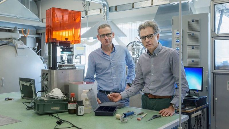 Potis Dimopoulos Eggenschwiler (rechts) leitet das vom Bundesamt für Umwelt (BAFU) initiierte Projekt, das einen neuartigen Abgaskatalysator für Benzinfahrzeuge entwickelt. Alberto Ortona (links) von der Fachhochschule SUPSI fertigte die Keramikstruktur im 3-D-Druck. (Empa)