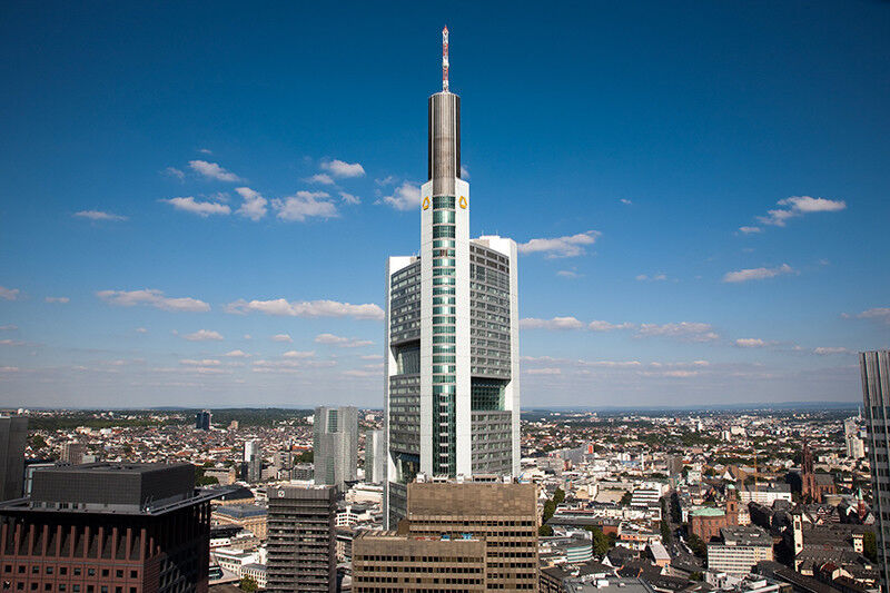 Die Commerzbank ist die zweitgrößte Bank Deutschlands und hat ihren Sitz in Frankfurt am Main. In 2014 beschäftigte die Commerzbank weltweit 52.103 Mitarbeiter und erwirtschaftete 557,61 Milliarden Euro Umsatz. (Commerzbank)