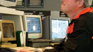 Die Anlagensteuerung im Technikum von Lanxess beherrschen die Anlagenführer aus dem Effeff, bei der Informationsübergabe an die Folgeschicht haperte es jedoch. Abhilfe schaffte ein elektronisches Schichtbuch. (Bild: Eschbach IT)