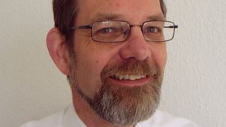 Harald Heinrici geht in seinem Vortrag auf Schüttgutcharakteristika, ihre Bestimmung und ihren Einfluss auf die Auslegung und den Betrieb eines Silos ein. (Bild: H. Heinrici)