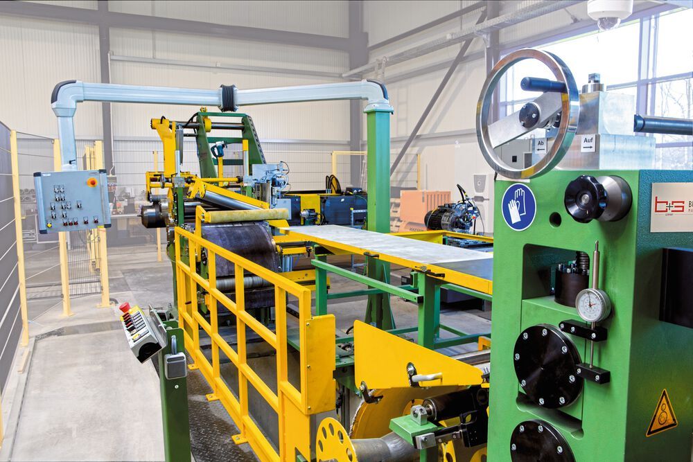 Präziser Schnitt in der Produktion von Stahlbändern || Bild 1 / 2
