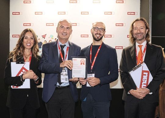 Davide Borghi (2. v.l.) und Gianmarco Di Eusebio (3. v.l.) aus dem Development-&-Technology-Team von Tetra Pak bei der Verleihung der Auszeichnung Premio Innovazione.(Bild:  Tetra Pak)