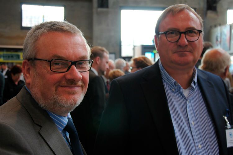 Zahlreiche Obermeister aus Nordrhein-Westfalen: (v.li.) Hermann Bleker (Obermeister Kfz-Innung Borken-Bocholt und Vorstandsmitglied Kfz-Gewerbe NRW) und Michael Bähr (Obermeister Kfz-Innung Heinsberg und Vorstandsmitglied Kfz-Gewerbe NRW). (Foto: Baeuchle)