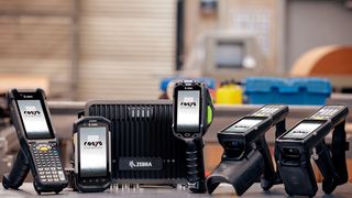 Bei der Cosys Ident GmbH hat man eine große Auswahl an MDE-Geräten im Portfolio. Und bei Bedarf steht auch ein Reparaturservice für MDE-Geräte parat. Lesen Sie hier, wie die mobilen Datenerfassungssysteme den Alltag entlang der gesamten Lieferkette erleichern. (Bild: Cosys)