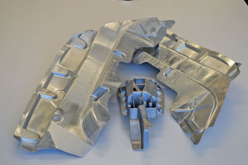 Aluminium-Strukturbauteile werden in der Fertigungslinie von SHL geschliffen, entgratet, gefräst und genietet. (SHL)