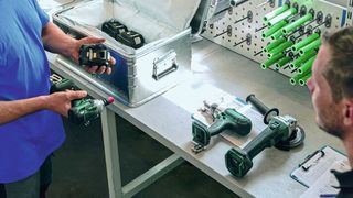 Mit der Akku Storage Box von Zarges können Batterien von Werkzeugen fachgerecht gelagert werden.  (Bild: Zarges)