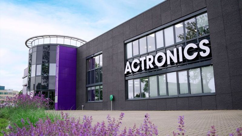 Im Niederländischen Almelo setzen bei ACtronics rund 120 Mitarbeiter täglich zahlreiche Steuergeräte und diverse andere Elektronikkomponenten instand.(Bild:  ACtronics)