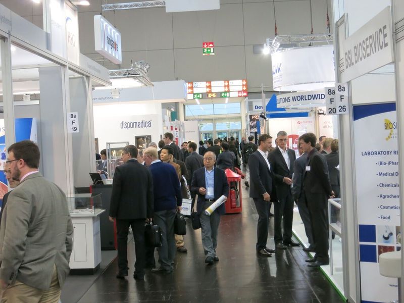 Schon früh am Morgen des ersten Messetages herrscht auf den Ständen und in den Fluren der Halle 8a großer Besucherandrang. (Bild: Reinhardt)