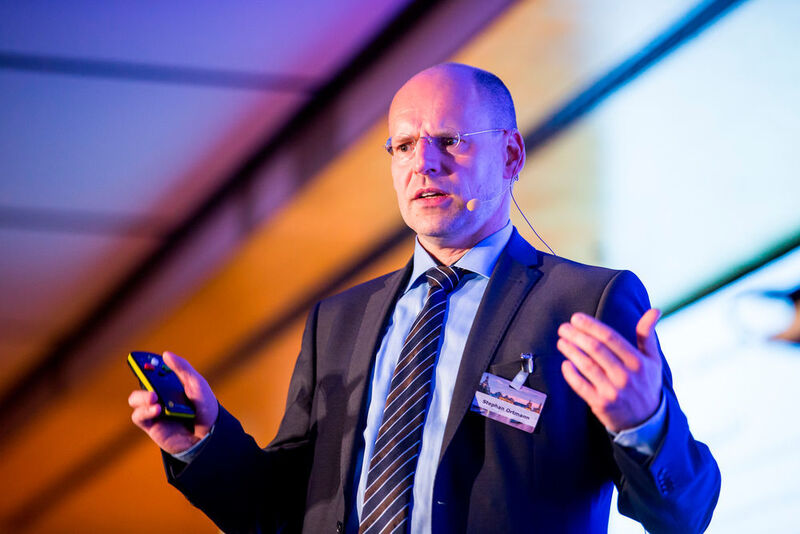Stephan Ortmann, FLI-Manager Axalta, erläuterte das Repanet-Netzwerksystem für die Zusammenarbeit mit Flottenbetreibern. (Udo Geisler)
