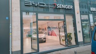 In Köln sorgt derzeit ein neuer Shop für das Interesse der Passanten: ein Showroom für BYD der Autohausgruppe Senger. (Bild: Senger-Gruppe)