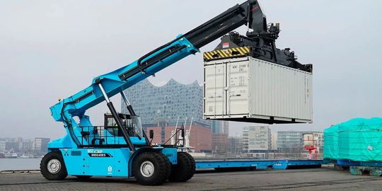 Im Hamburger Hafen handhabt man nun erstmals mit diesem vollelektrischen Greifstapler die Container. Der auch als  Reachstacker bezeichnete Staplertyp wurde von Sany entwickelt. Er entlastet die Gegend jetzt nicht nur von Abgasen.(Bild:  Sany)