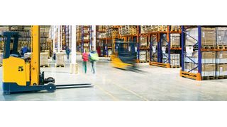 Wo Gabelstapler und Personen in unübersichtlichen Bereichen der Intralogistik gleichzeitig arbeiten, werden an die Sicherheit von Mitarbeitern hohe Ansprüche gestellt. (©Petinovs - stock.adobe.com)
