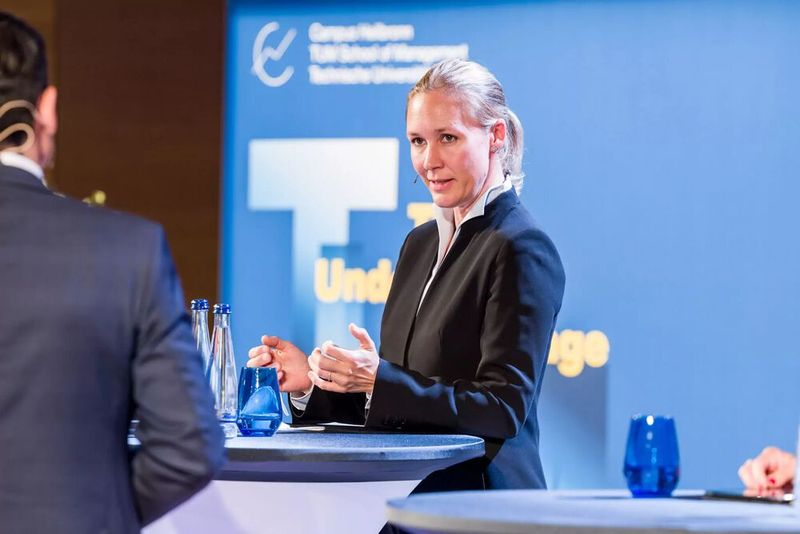 Prof. Dr. Claudia Peus, Geschäftsführende Vizepräsidentin für Talent Management und Diversity der TU München und Gründungsdirektorin des TUM Institute for Life Long Learning, im Rahmen des TUM Tals am 17. September in Heilbronn: „Die Coronapandemie hat uns allen gezeigt, was wir brauchen! Und zwar Führungspersönlichkeiten, die Krisen überwinden können. Und das mit fundiertem Know-how, wie die digitale Transformation verantwortungsvoll und sinnvoll geschehen kann.“ (Bild: TU  München)