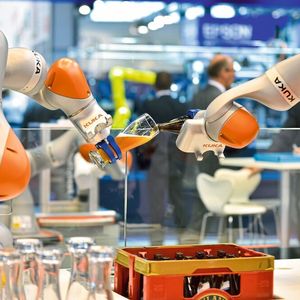 Weil die künftige Produktion immer enger mit der virtuellen Datenwelt vernetzt wird, müssen Handhabungsgeräte und Roboter mit immer neuen Fähigkeiten aufwarten können. Ob Bier einschenken dazugehört, bleibt fraglich.