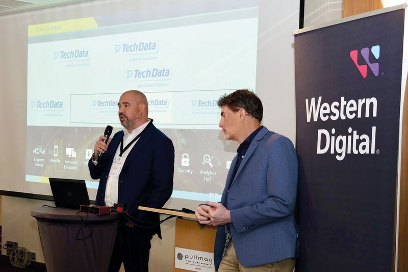 (v. l.) Luis Bou and Carlos Clerencia (beide Tech Data) (Bild: Broadcom / WD)