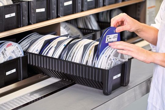 Unterschiedlichste SMD-Bauteile werden übersichtlich, sicher und geschützt im Rotomat-Lagerlift organisiert.(Bild:  Hänel)