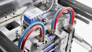 Partnerprojekt von Arburg, Matrix und Kebo auf der Fakuma 2026: Ein Allrounder 570 A produziert Autoinjektor-Gehäuse mit Data-Matrix-Codes direkt im Werkzeug (Bild: Arburg)