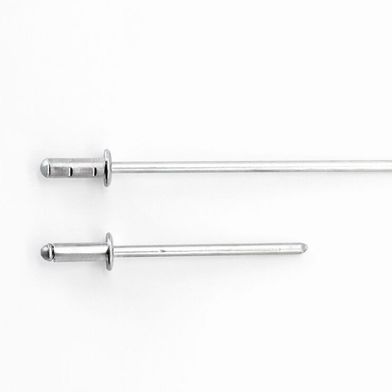 Standardverbinder sind für die Verarbeitung mit Standard- und V-Mundstücken geeignet. Der Universalgrip von Gesipa (oben) kann darüber hinaus durch seinen verlängerten Nietdorn mit allen Mundstücken in Sonderlänge verarbeitet werden. (Bild: Gesipa)