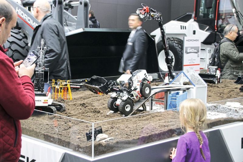 Mit rund 614.000 m² ist die ohnehin größte Messe der Welt seit dem letzten Mal um nochmal 9000m² größer geworden. Zwei Drittel davon fallen auf das Freigelände mit den gigantischen Baumaschinen. In den 18 Hallen der Münchener Messe stellen 3700 Firmen aus 58 Ländern aus. (Richter/konstruktionspraxis)