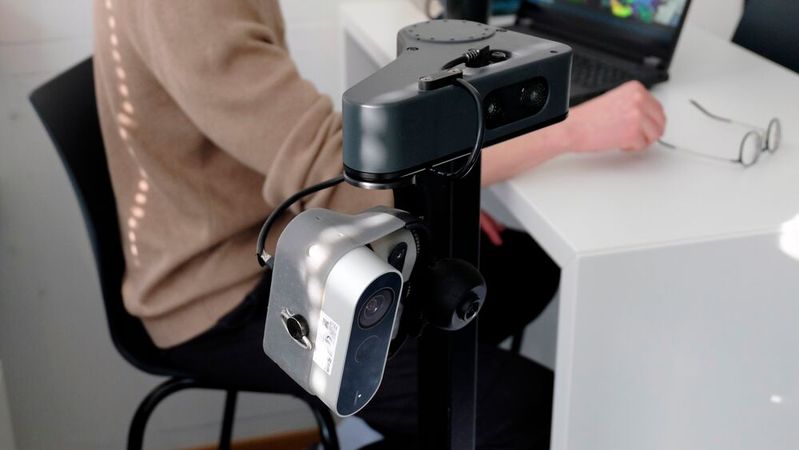 Das Laptop berechnet permanent, wie wahrscheinlich der gesuchte Gegenstand wo liegt und fährt dann zu diesen Orten.(Bild:  A. Schmitz / TUM)