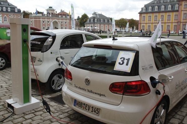Bertha Benz Challenge, 2. Tag: Ankunft der Teilnehmer am Bruchsaaler Schloss. Einer der beiden eGolfs des Blue-e-Motion-Teams beim 