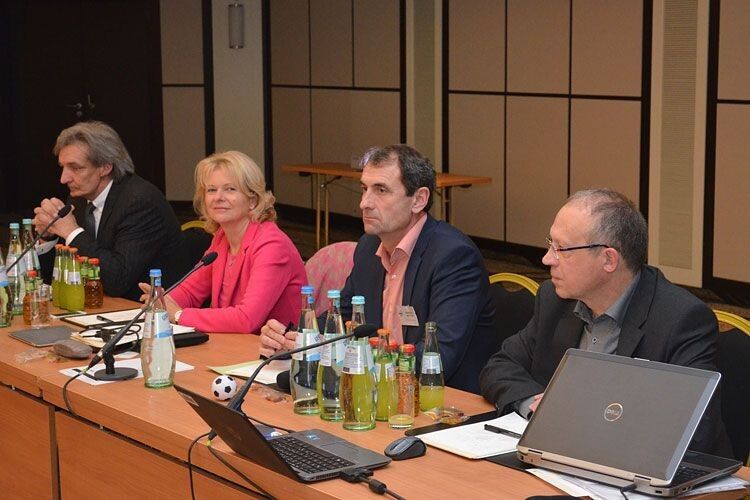 Zwischen Skepsis und Zuversicht: Der Vorstand des Nissan-Händlerverbands hört die Botschaften des Importeurs. (Foto: Grimm)