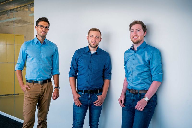 Platz 8: Für Produkte, die zu klein für Etikettierung oder Gravuren sind, hat Detagto die IRIS-Software entwickelt. In Kombination mit einer Kamera kann die Software Bauteile anhand von Strukturen auf der Oberfläche nachverfolgen. Schäden durch einen Rückruf lassen sich so verringern, sagen die Gründer Benedikt Wigger (links), Martin Ludwig und Christoph Gielisch. (Bild: Detagto)