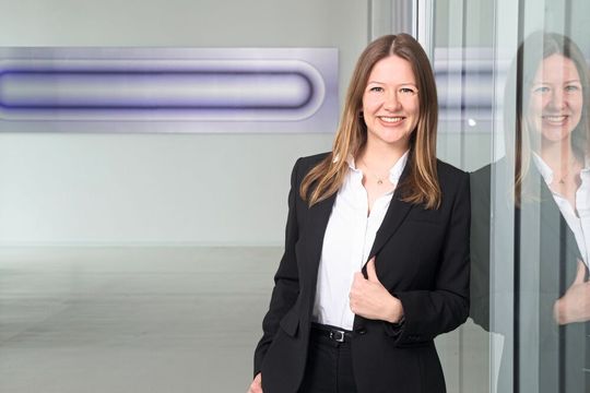 "Wichtig war uns die Nähe zur Praxis – Deshalb haben wir auf hohe Systemkompatibilität geachtet.” – Lisa Taetz, Strategic Marketing Managerin bei Fette Compacting(Bild:  Fette Compacting)
