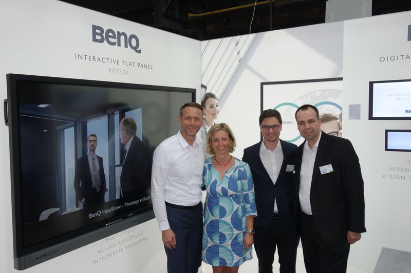 Stephanie Steen, IT-BUSINESS, mit (v. l.) Guido Forsthövel und Marvin Meller, BenQ, und Ralf Niggemann, ALSO. (Bild: IT-BUSINESS)